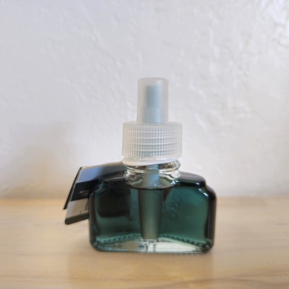 Yankee Candle New Scent Plug Refill Silver Sage & Pine .625 oz - Picture 3 of 8